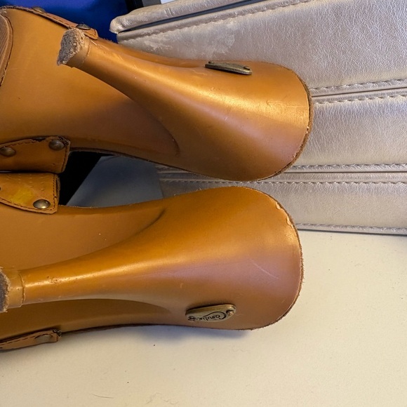 Elegant Tan Heeled Sandals - Picture 6 of 6